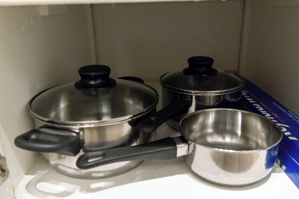 Fully equipped kitchen with modern appliances, perfect for preparing meals during your stay in Arlington. A convenient option for longer stays, game weekends, or concert trips near AT&T Stadium