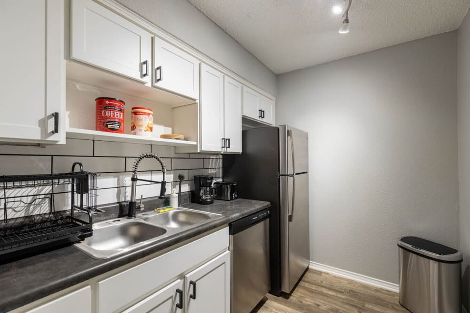 Fully equipped kitchen with modern appliances, perfect for preparing meals during your stay in Arlington. A convenient option for longer stays, game weekends, or concert trips near AT&T Stadium