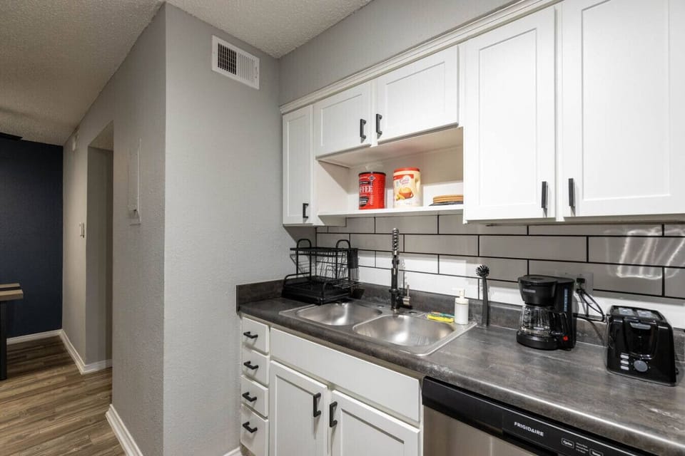 Fully equipped kitchen with modern appliances, perfect for preparing meals during your stay in Arlington. A convenient option for longer stays, game weekends, or concert trips near AT&T Stadium