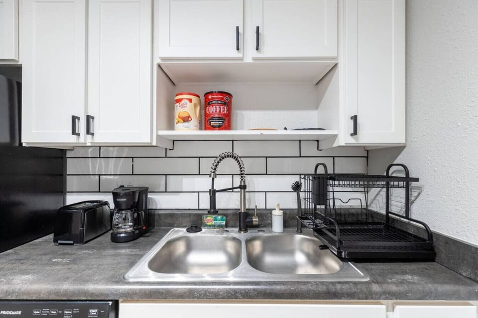 Fully equipped kitchen with modern appliances, perfect for preparing meals during your stay in Arlington. A convenient option for longer stays, game weekends, or concert trips near AT&T Stadium