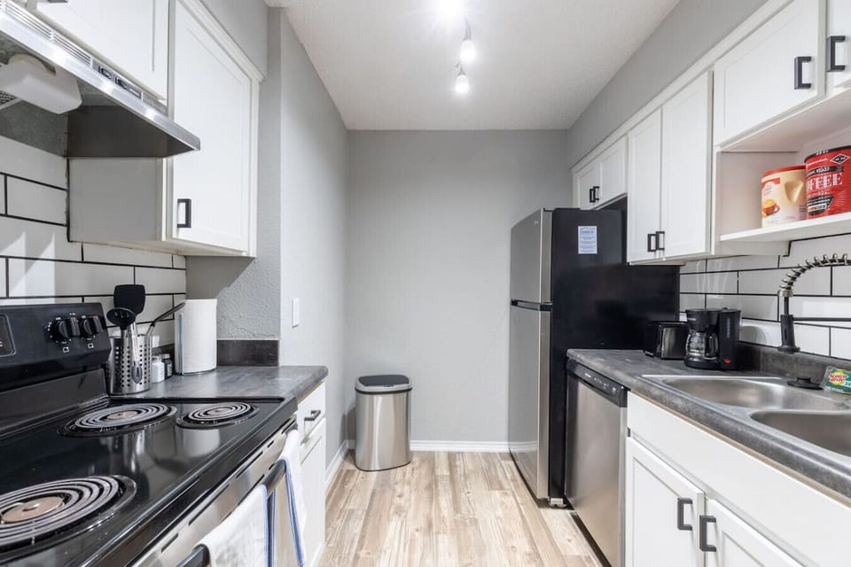 Fully equipped kitchen with modern appliances, perfect for preparing meals during your stay in Arlington. A convenient option for longer stays, game weekends, or concert trips near AT&T Stadium