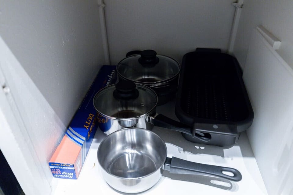 Fully equipped kitchen with modern appliances, perfect for preparing meals during your stay in Arlington. A convenient option for longer stays, game weekends, or concert trips near AT&T Stadium