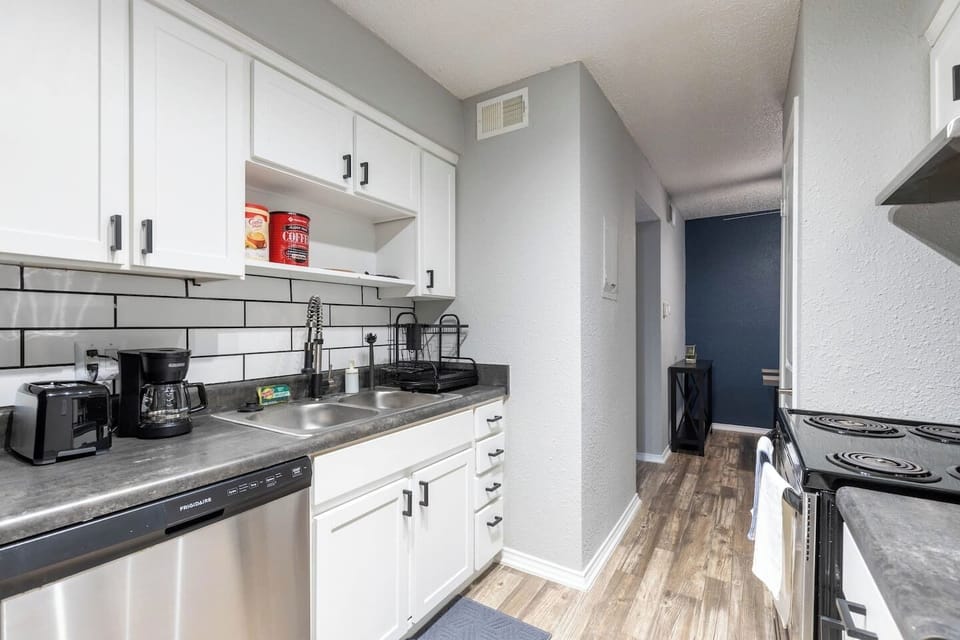 Fully equipped kitchen with modern appliances, perfect for preparing meals during your stay in Arlington. A convenient option for longer stays, game weekends, or concert trips near AT&T Stadium