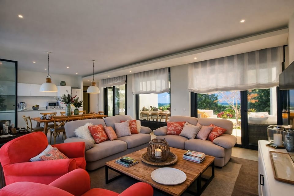 Communal lounge/ TV room,Balcony/Terrace,Kitchen or kitchenette,Living room,Dining area,Garden view