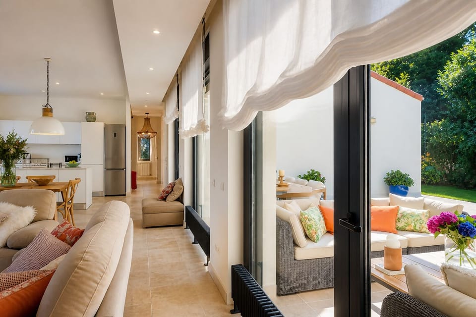Balcony/Terrace,Kitchen or kitchenette,Living room,Dining area,Garden view
