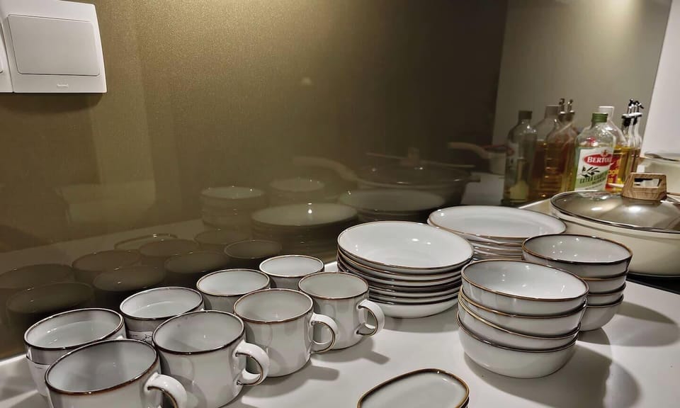 8 sets of high quality stoneware consisting of 350ml mugs, 14cm bowls, 21cm deep plates and 24cm plates with sauce plates, serving your oriental and western cuisines