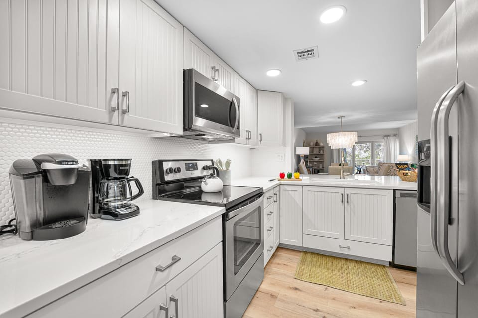 This fully equipped kitchen is perfect for cooking and meal prep, featuring all the essentials for your culinary needs