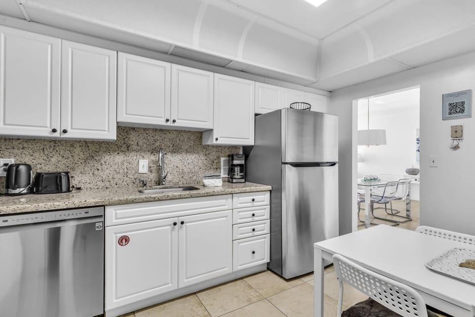 Family-Friendly Beach Condo  Steps to the Ocean (8042)