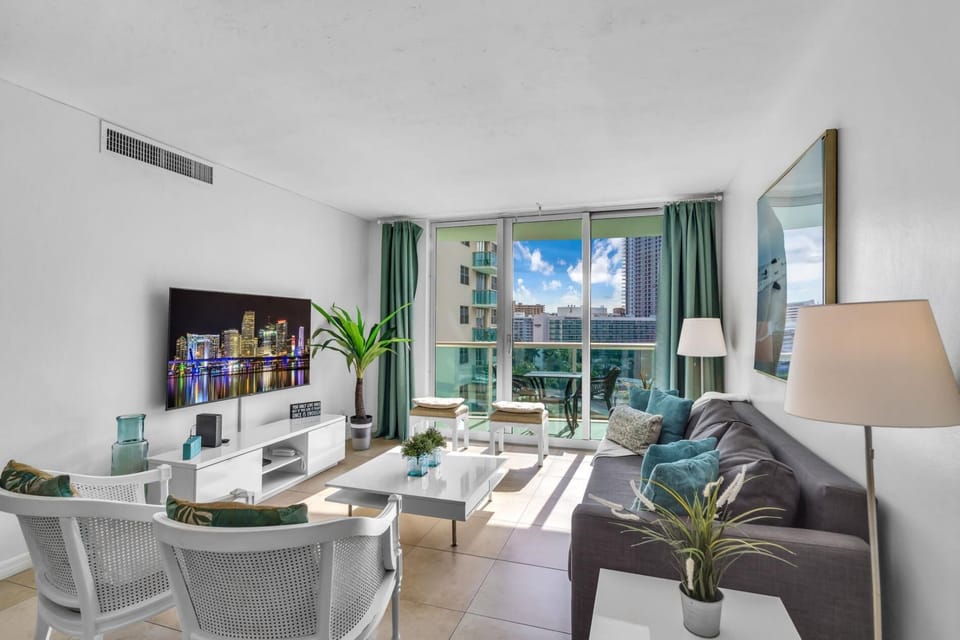 Family-Friendly Beach Condo  Steps to the Ocean (8048)