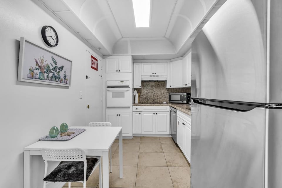 Family-Friendly Beach Condo  Steps to the Ocean (8043)
