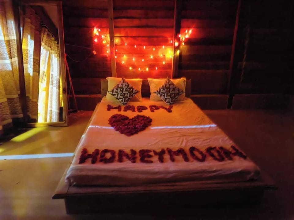 Deluxe Double Room, Balcony, Hill View | Bathroom | Free toiletries, towels, soap, shampoo