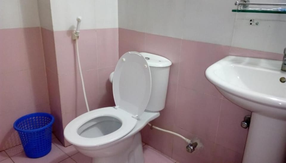 Bathtub, free toiletries, towels, soap