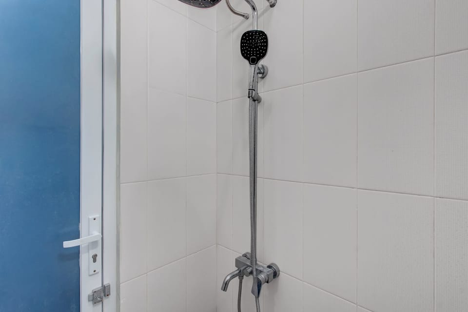 Deluxe Double Room | Bathroom | Shower, towels, soap, toilet paper