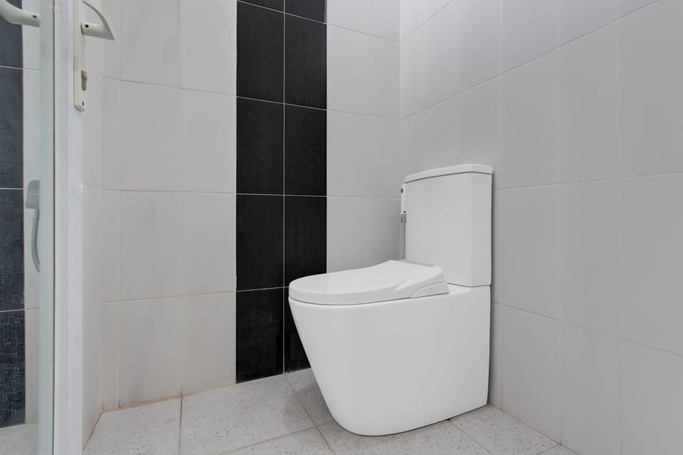 Deluxe Double Room | Bathroom | Shower, towels, soap, toilet paper