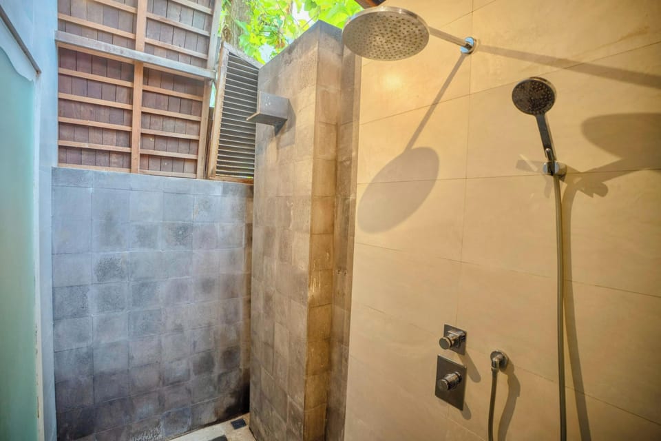 Standard Double or Twin Room | Bathroom | Shower, towels, soap, shampoo