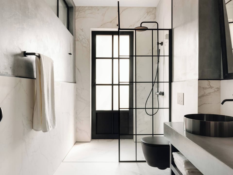 Junior Suite (Bor) | Bathroom | Rainfall showerhead, towels, toilet paper