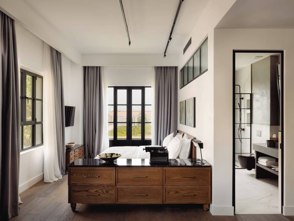 Room, Corner (Svjetlo) | In-room safe, bed sheets