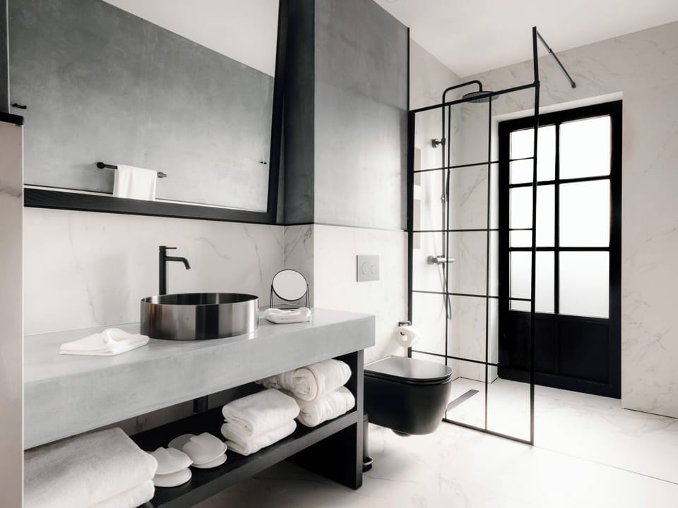 Room (Kamen) | Bathroom | Rainfall showerhead, towels, toilet paper