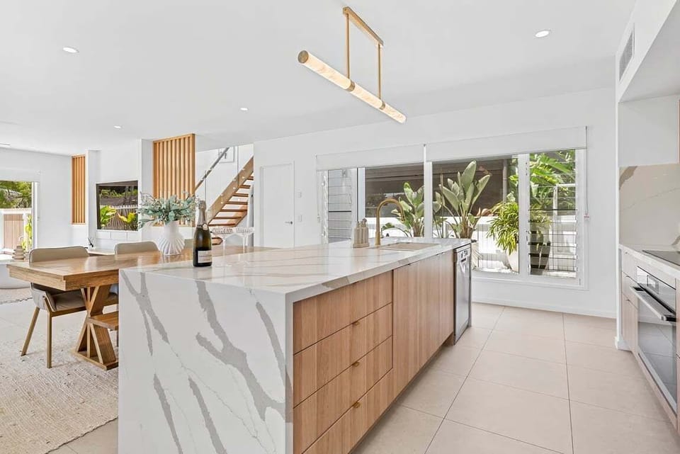 Fully equipped kitchen and dining area