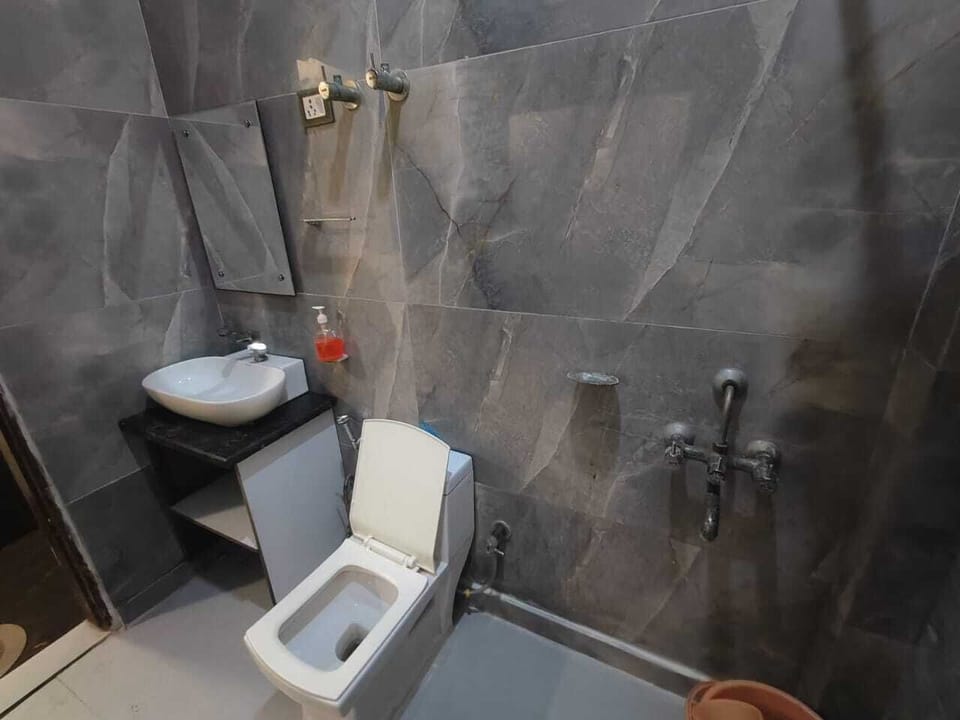 Deluxe Room | Bathroom | Shower, slippers, towels, soap