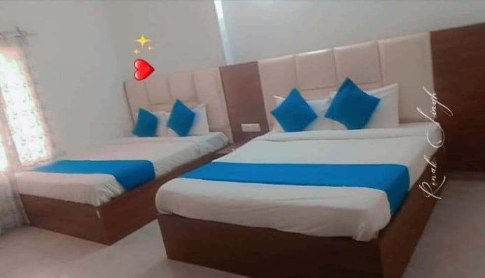 Deluxe Room | Iron/ironing board, free WiFi