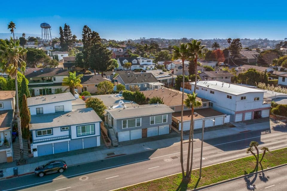 Bright and cozy Manhattan Beach apartment just minutes from the ocean.