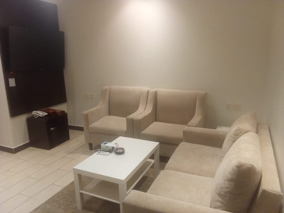 Family Studio Suite | Living room