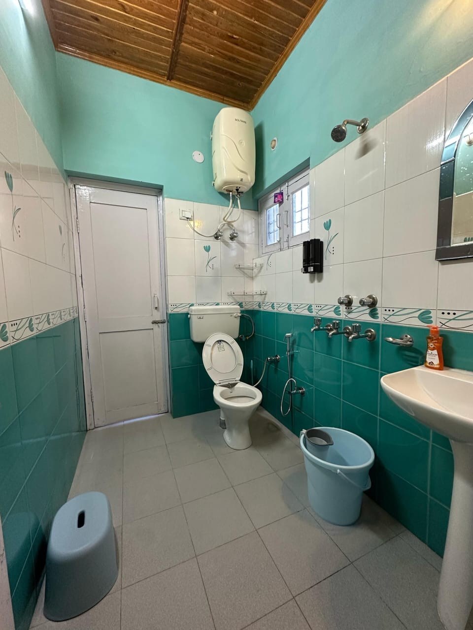 Family Room | Bathroom | Shower, free toiletries, slippers, towels