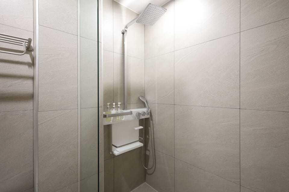 Suite Twin | Bathroom | Combined shower/tub, deep soaking tub, eco-friendly toiletries