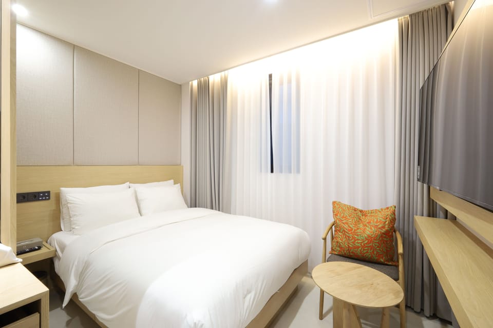 Standard Double Room | Premium bedding, down comforters, pillowtop beds, in-room safe