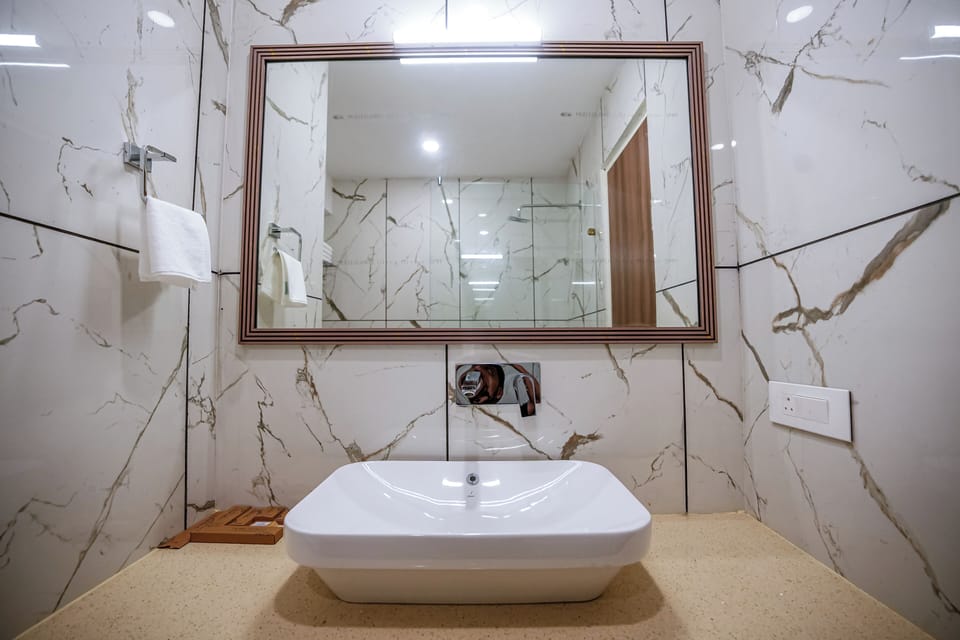 Executive Room | Bathroom | Shower, rainfall showerhead, designer toiletries, hair dryer