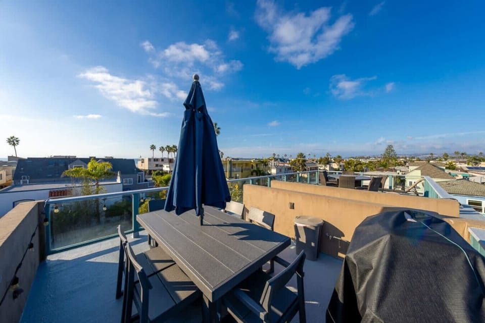 Water View Roof-top Deck w/ BBQ