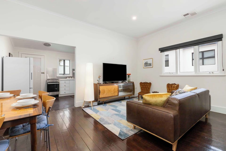 LIVING/DINING AREA