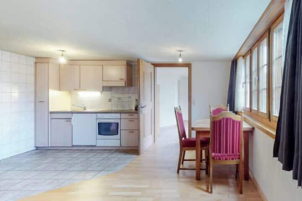 Cozy studio with kitchen, dining area and mountain charm
