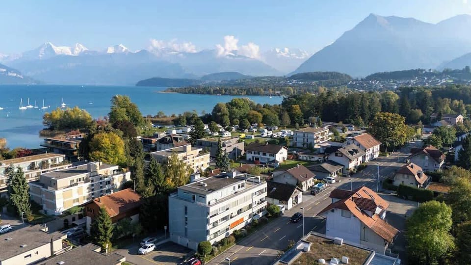 Scenic view of Thun with mountains and lake
