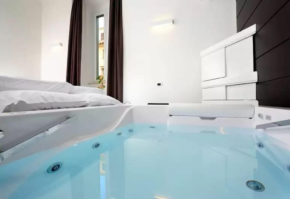 Executive Double Room, 1 Queen Bed | In-room safe, iron/ironing board, free WiFi
