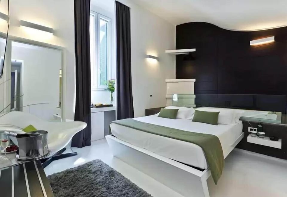 Executive Double Room, 1 Queen Bed | In-room safe, iron/ironing board, free WiFi