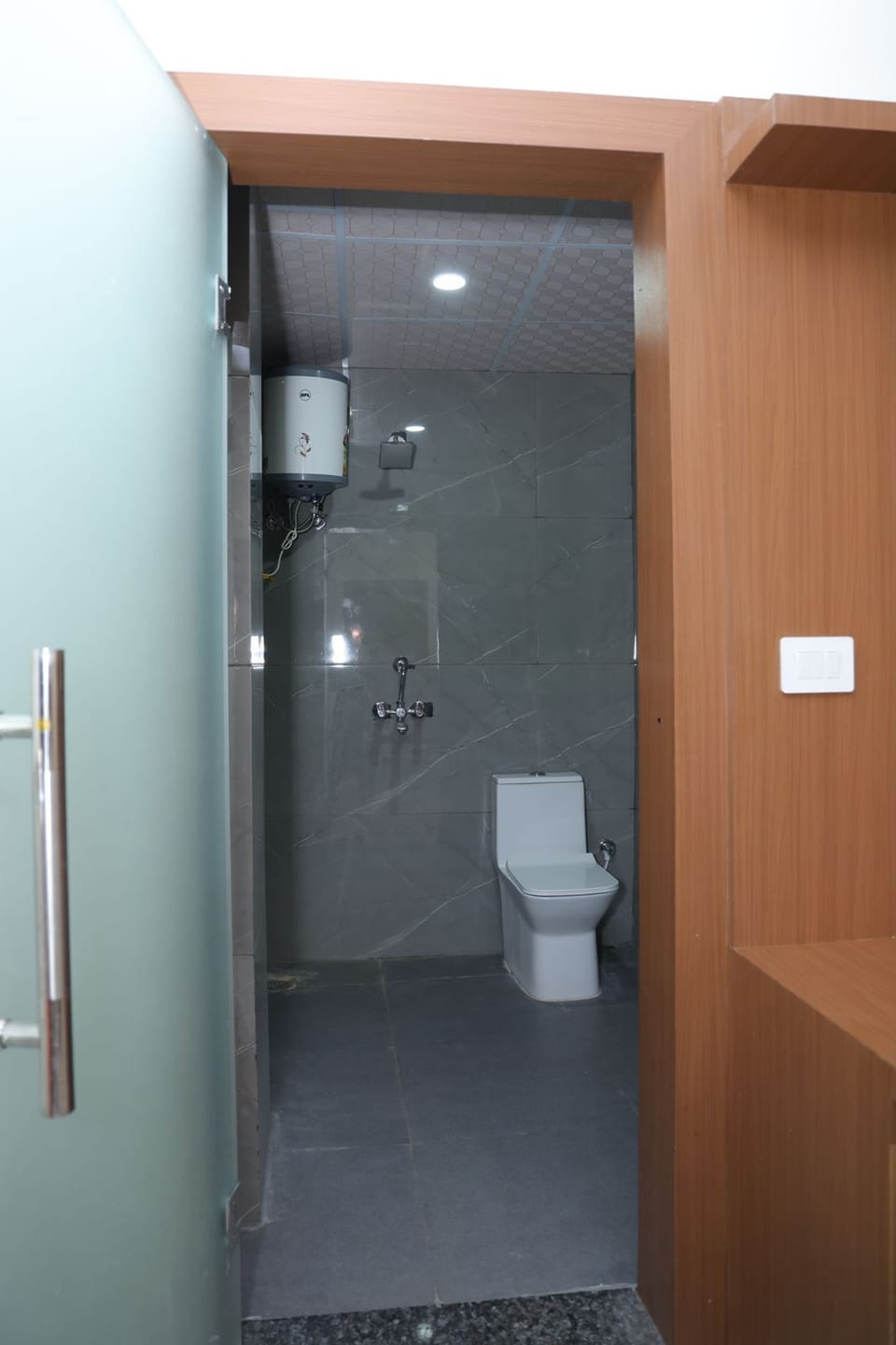 Shower, rainfall showerhead, free toiletries, bidet
