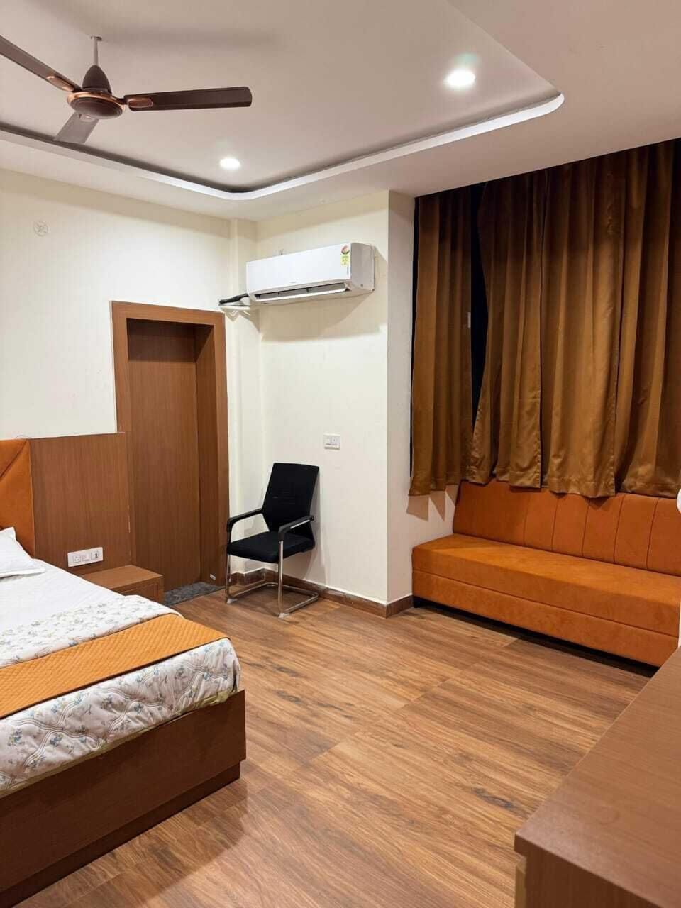 In-room safe, soundproofing, free WiFi, bed sheets