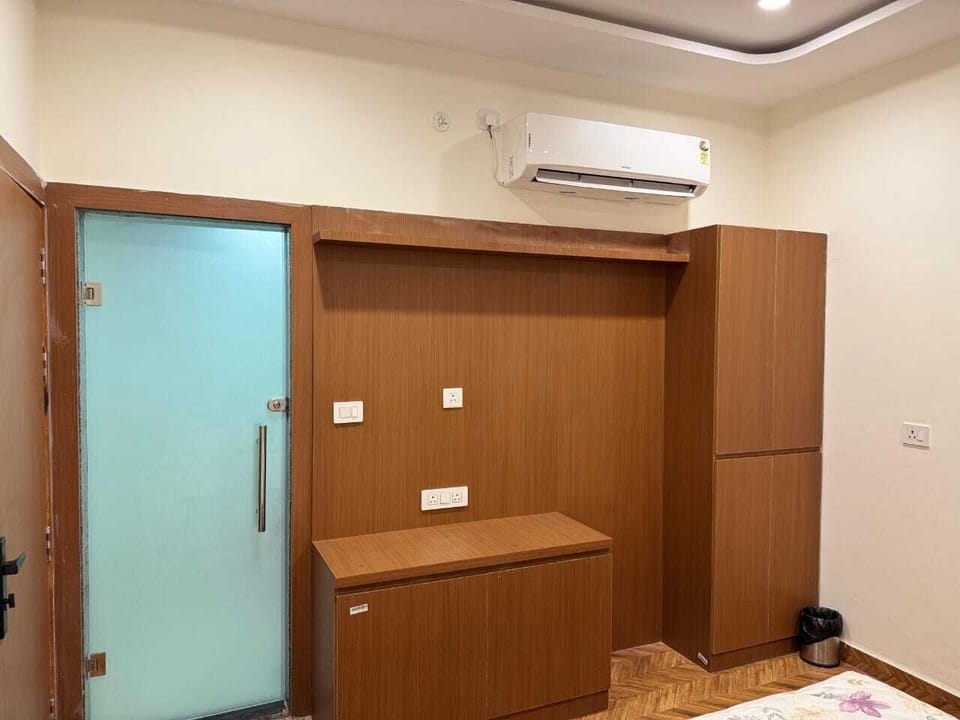 In-room safe, soundproofing, free WiFi, bed sheets