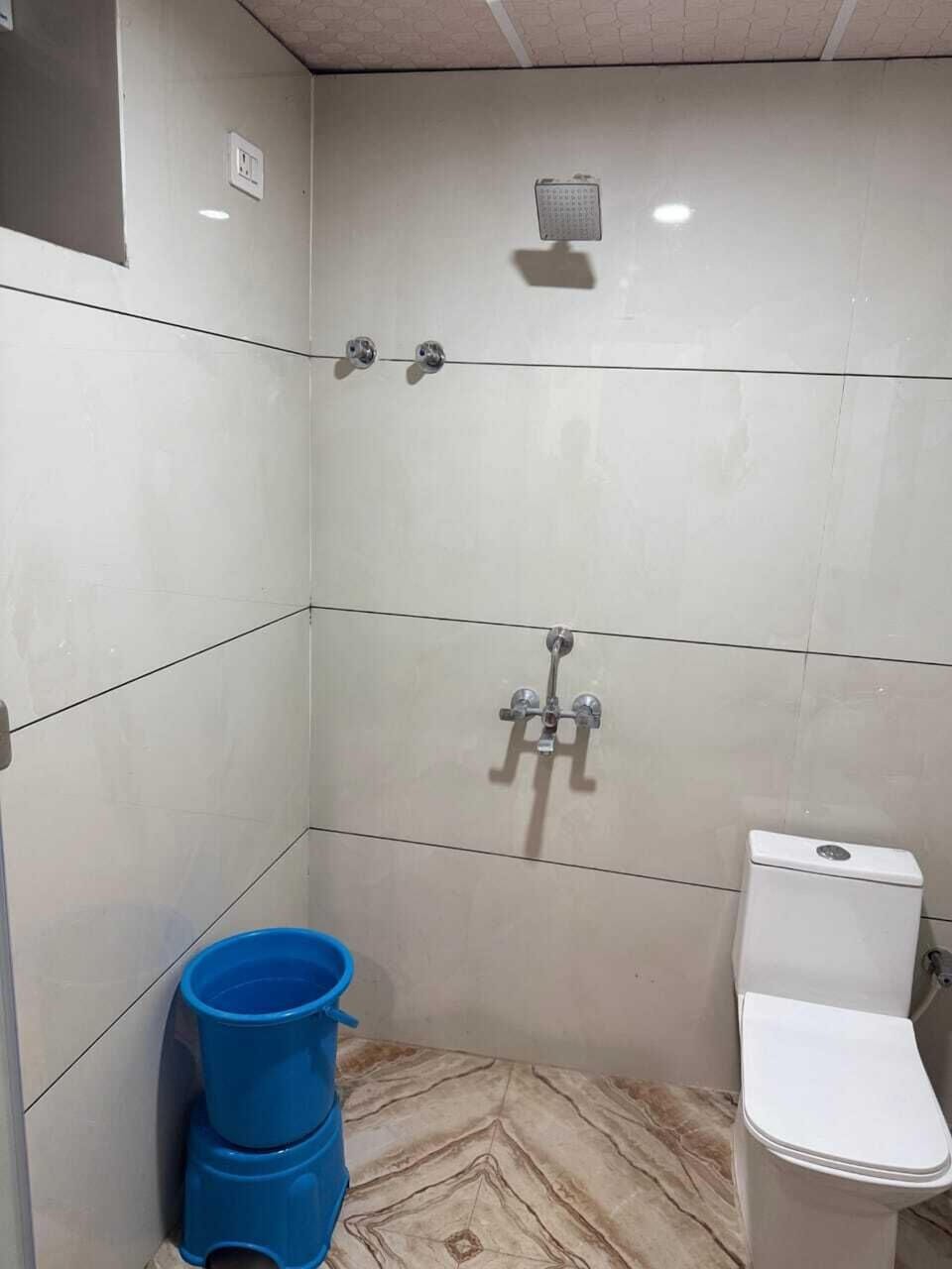 Shower, rainfall showerhead, free toiletries, bidet