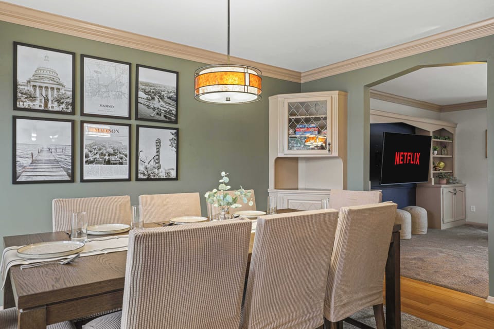 Formal dining room off the living room and kitchen that can comfortably seat 8. We also have the breakfast nook that can seat 4.