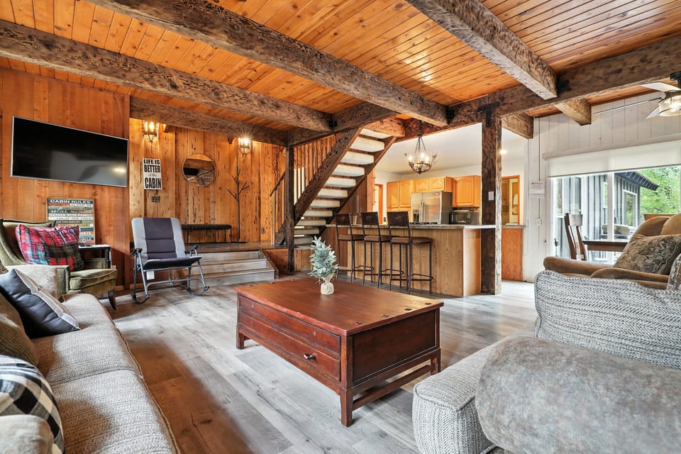 Cabin, 3 Bedrooms | Living area | Smart TV, streaming services