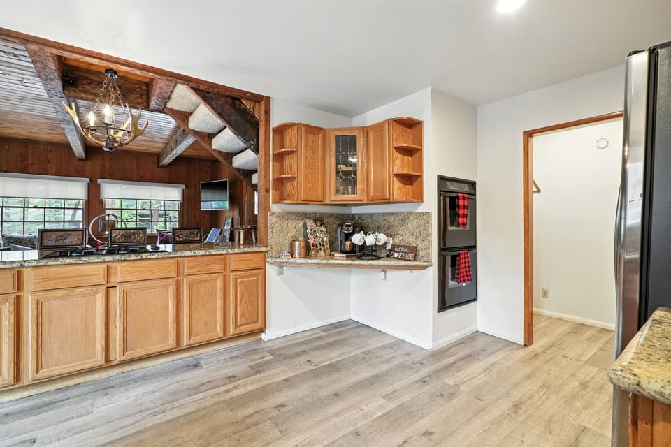Cabin, 3 Bedrooms | Private kitchen | Coffee/tea maker, fridge, oven