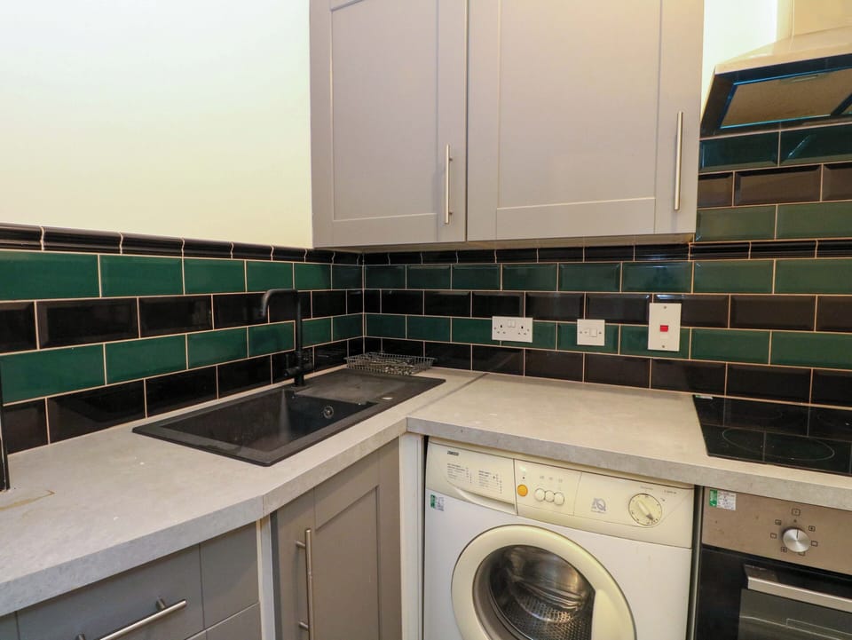 Fridge, cookware/dishes/utensils