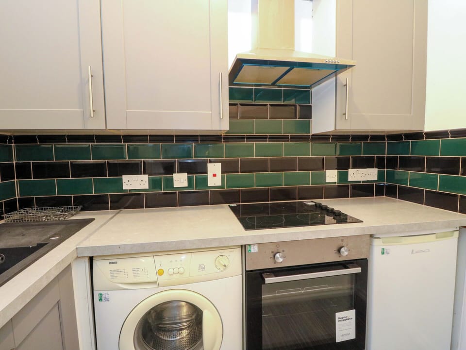 Fridge, cookware/dishes/utensils