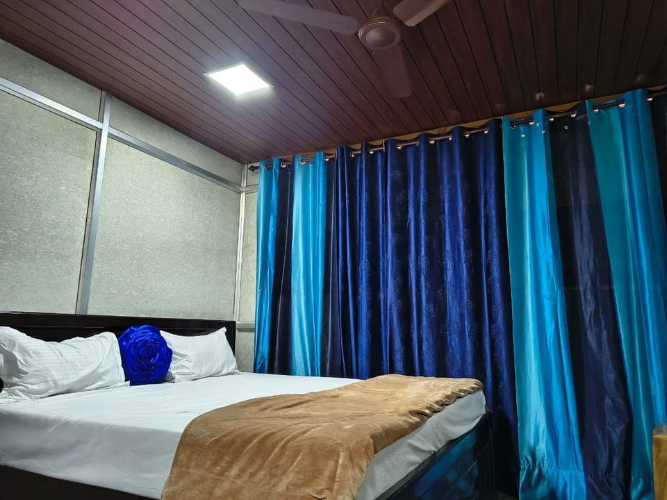 Basic Room | Desk, bed sheets