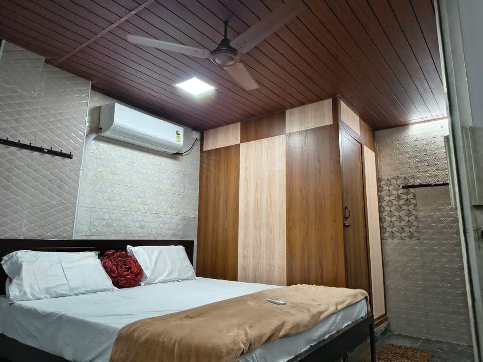 Basic Room | Desk, bed sheets