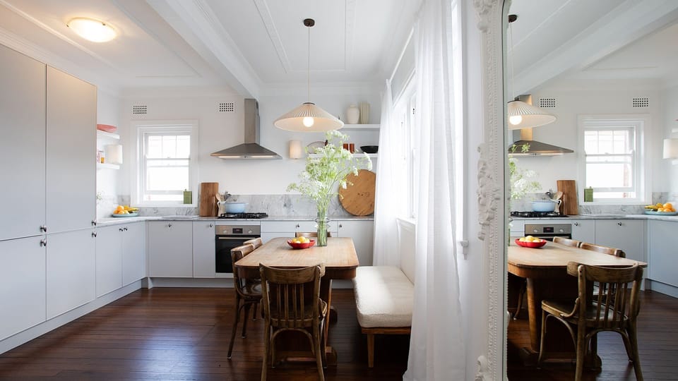 Stylish dining area – Warm wooden tones and lighting create a welcoming dining space.