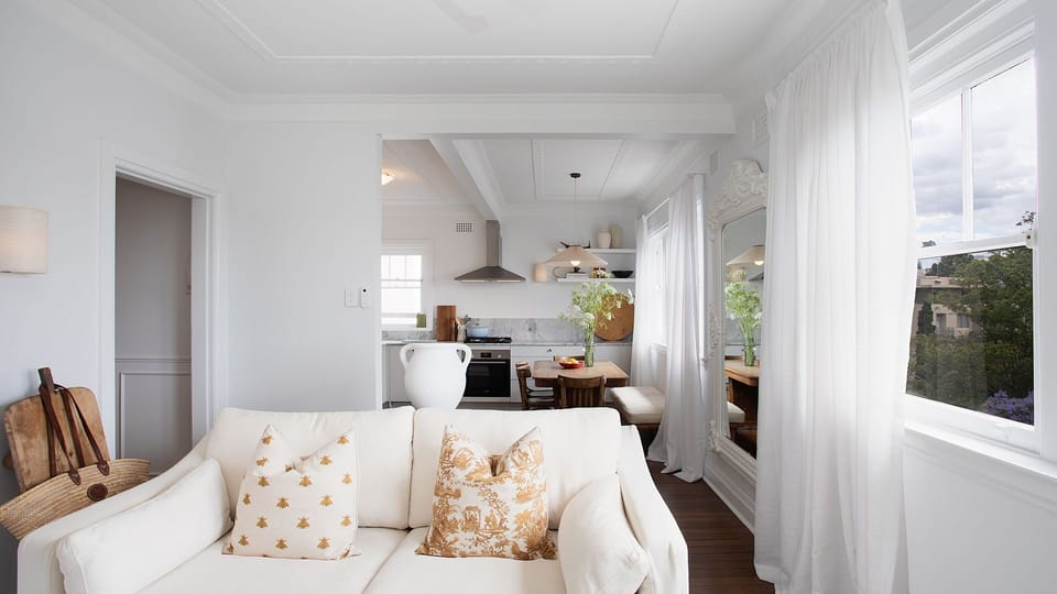 Open-plan design – Seamless flow between the living and dining areas, filled with natural light.